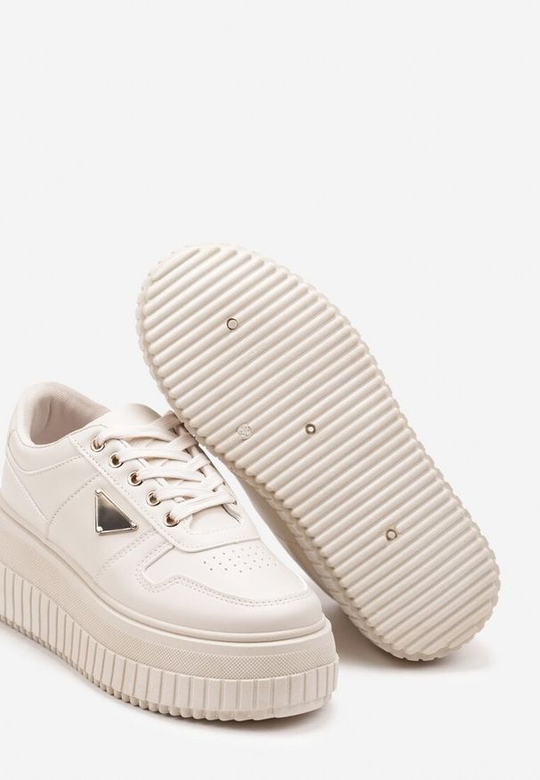 Born2be - Beżowe Sneakersy na Platformie z Niewielką Naszywką Naules. Nosek buta: okrągły. Zapięcie: sznurówki. Kolor: beżowy. Materiał: materiał. Wzór: aplikacja. Obcas: na platformie. Wysokość obcasa: średni