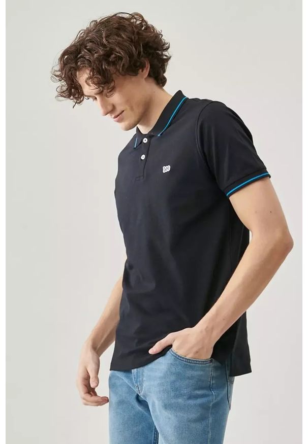Lee - LEE PIQUE POLO MĘSKIE POLO KRÓTKI RĘKAW BLACK L61ARL01 112113687. Typ kołnierza: polo. Długość rękawa: krótki rękaw. Długość: krótkie