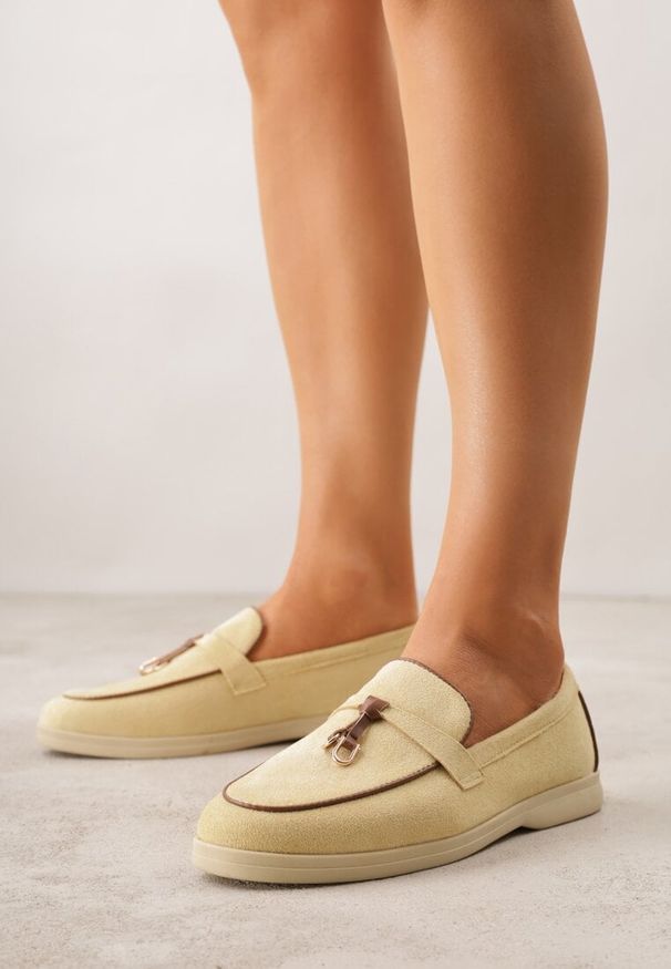 Renee - Żółte Mokasyny z Imitacji Zamszu z Zawieszką na Nosku Theophitos. Okazja: na spacer. Kolor: żółty. Materiał: zamsz. Wzór: grochy. Styl: elegancki, retro