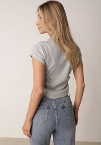 Born2be - Szary Bawełniany T-shirt w Prążki o Dopasowanym Kroju z Marszczeniem Cherita. Okazja: na co dzień. Kolor: szary. Materiał: bawełna. Wzór: prążki. Styl: casual, sportowy #3