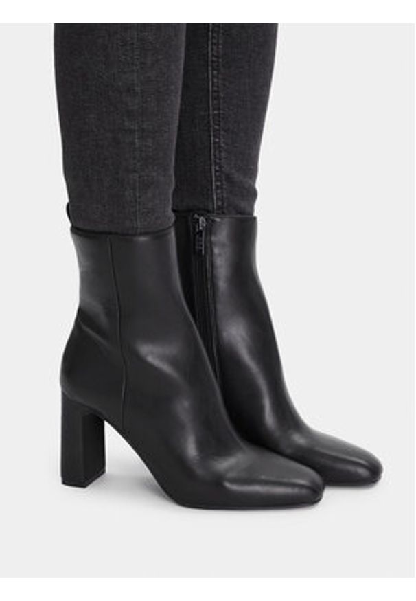 Steve Madden Botki Adelisa SM11002626 Czarny. Kolor: czarny. Materiał: skóra