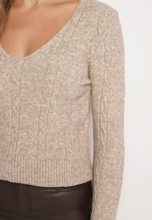 Born2be - Beżowy Sweter z Dekoltem V i Klasycznym Tłoczeniem Mattira. Okazja: na co dzień. Typ kołnierza: dekolt w serek. Kolor: beżowy. Materiał: jeans. Długość rękawa: długi rękaw. Długość: długie. Styl: klasyczny