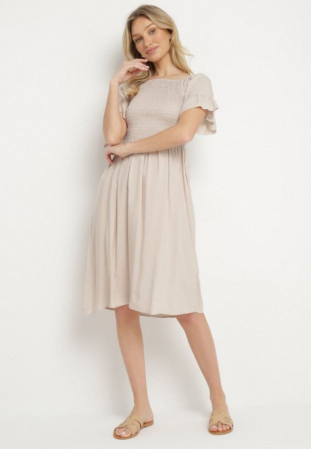 Born2be - Jasnobeżowa Rozkloszowana Sukienka Bawełniana z Bufiastymi Rękawami i Elastyczną Górą Veliova. Okazja: na co dzień. Kolor: beżowy. Materiał: bawełna. Styl: casual, elegancki