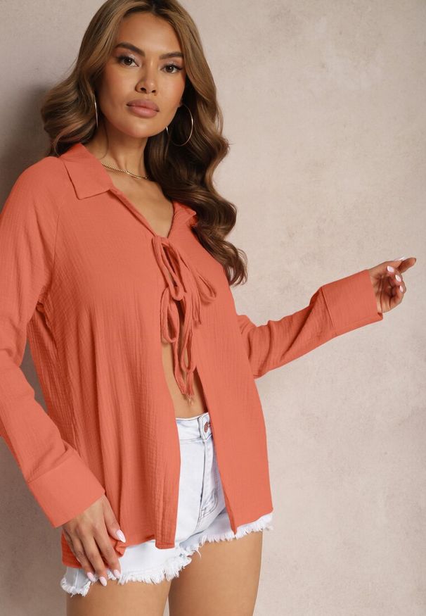 Renee - Pomarańczowa Casualowa Bluzka z Bawełny Wykończona Wiązaniem i Kołnierzykiem Cyrilla. Okazja: na co dzień. Kolor: pomarańczowy. Materiał: bawełna. Styl: casual