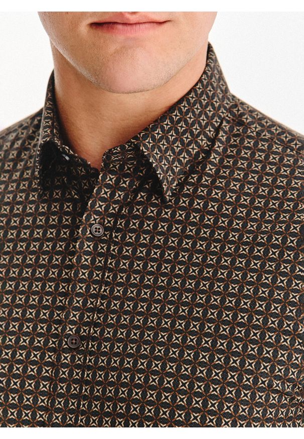 Pako Lorente - PAKO LORENTE – Brązowa koszula we wzór. Kolor: brązowy. Materiał: bawełna, elastan. Długość rękawa: długi rękaw. Długość: długie. Wzór: geometria