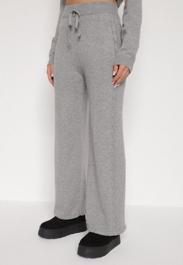 Born2be - Szary Komplet z Wełną i Bawełną Sweter ze Splotem i Szerokie Spodnie Reinettia. Kolor: szary. Materiał: wełna, bawełna. Wzór: ze splotem