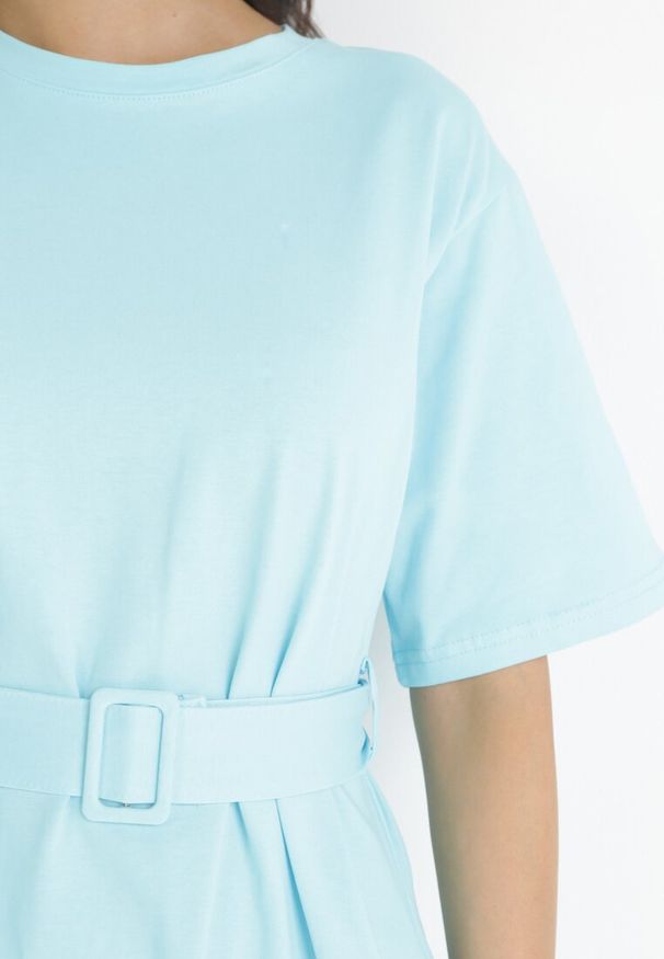 Born2be - Jasnoniebieska Bawełniana Sukienka Mini z Materiałowym Paskiem z Klamrą Yakatoki. Okazja: na co dzień. Kolor: niebieski. Materiał: bawełna, materiał. Długość rękawa: krótki rękaw. Styl: casual. Długość: mini