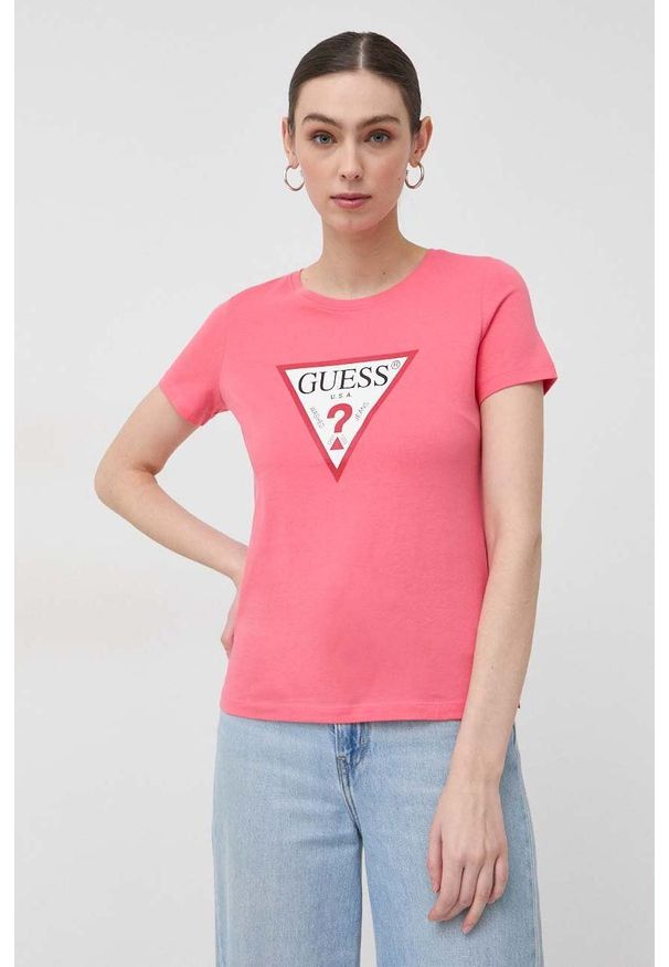 Guess t-shirt bawełniany kolor różowy. Okazja: na co dzień. Kolor: różowy. Materiał: bawełna. Wzór: nadruk. Styl: casual