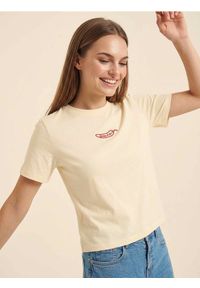 Sinsay - Bawełniana koszulka z haftowanym napisem - żółty. Kolor: żółty. Materiał: bawełna. Wzór: haft, napisy