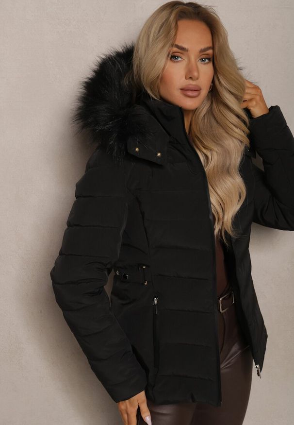 Renee - Czarna Taliowana Kurtka z Pikowanym Przeszyciem i Kapturem z Futerkiem Sagiola. Okazja: na co dzień, na spacer. Kolor: czarny. Materiał: futro. Sezon: zima. Styl: casual, elegancki