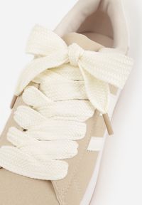 Renee - Beżowo-Białe Sneakersy na Niskiej Platformie z Naszywkami Flordexia. Okazja: na co dzień. Kolor: beżowy. Materiał: jeans. Wzór: aplikacja. Obcas: na platformie #7