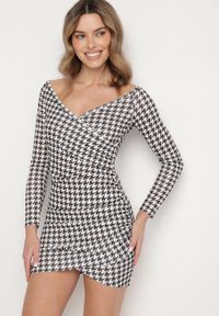 Born2be - Czarna Dopasowana Sukienka z Kopertowym Dekoltem w Pepitkę Novialina. Okazja: na co dzień. Typ kołnierza: dekolt kopertowy. Kolor: czarny. Typ sukienki: kopertowe. Styl: casual, sportowy #1