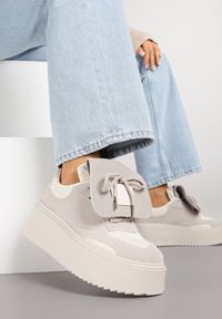 Renee - Beżowe Sneakersy Ozdobione Kokardą i Wywiniętym Językiem Ivalione. Okazja: na co dzień. Kolor: beżowy. Materiał: jeans. Wzór: aplikacja