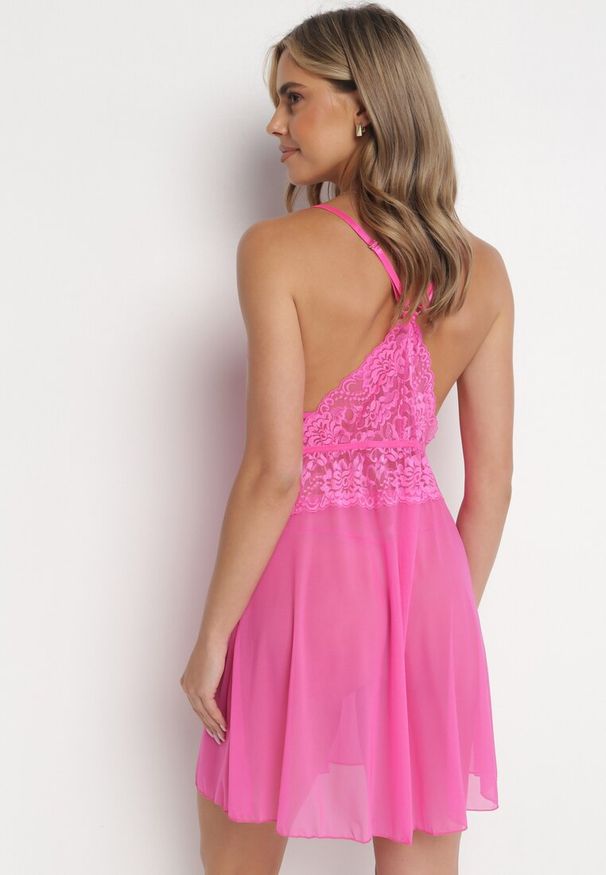 Born2be - Fuksjowa Koszula Nocna na Regulowanych Ramiączkach Ozdobiona Koronką i Stringi z Siateczki Arnavise. Kolor: różowy. Materiał: koronka. Wzór: aplikacja, koronka