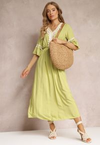 Renee - Jasnozielona Sukienka Maxi z Gumką w Talii z Ozdobnymi Chwostami z Wiskozy Zisel. Kolor: zielony. Materiał: wiskoza. Długość: maxi #5