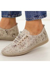 Multi ażurowe skórzane półbuty damskie Filippo Dp7532/26. Okazja: na co dzień, na spacer. Nosek buta: okrągły. Zapięcie: bez zapięcia. Kolor: beżowy. Szerokość cholewki: normalna. Wzór: ażurowy. Materiał: skóra. Sezon: wiosna, lato, jesień. Styl: casual, klasyczny, elegancki #1