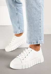 Renee - Białe Płaskie Sneakersy Vices ze Sznurowaniem Lorori. Okazja: na co dzień. Zapięcie: sznurówki. Kolor: biały. Materiał: jeans. Sezon: lato, wiosna #1