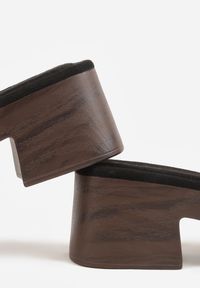 Renee - Czarne Klapki w Stylu Drewniaków z Nitami na Klockowym Obcasie Junikofa. Okazja: na co dzień. Kolor: czarny. Materiał: zamsz, koronka. Obcas: na obcasie. Styl: casual, rockowy. Wysokość obcasa: średni #8