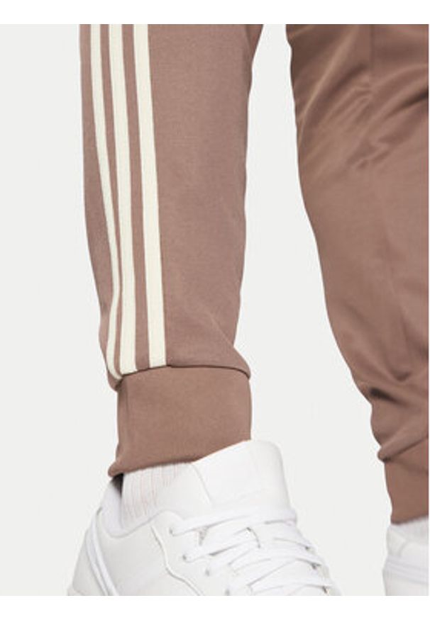 Adidas - adidas Spodnie dresowe adicolor Classics SST JP2518 Beżowy Slim Fit. Kolor: beżowy. Materiał: bawełna