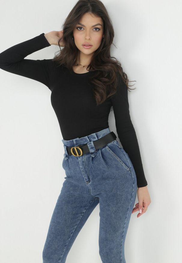 Born2be - Granatowe Jeansy Mom Fit z Paskiem Humilia. Okazja: na co dzień. Stan: podwyższony. Kolor: niebieski. Wzór: gładki. Styl: casual