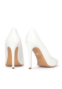Kazar - Białe eleganckie szpilki z tkaniny dla Panny Młodej. Okazja: na ślub cywilny, na wesele. Kolor: biały. Materiał: tkanina. Szerokość cholewki: normalna. Obcas: na szpilce. Styl: elegancki, młodzieżowy. Wysokość obcasa: średni #3