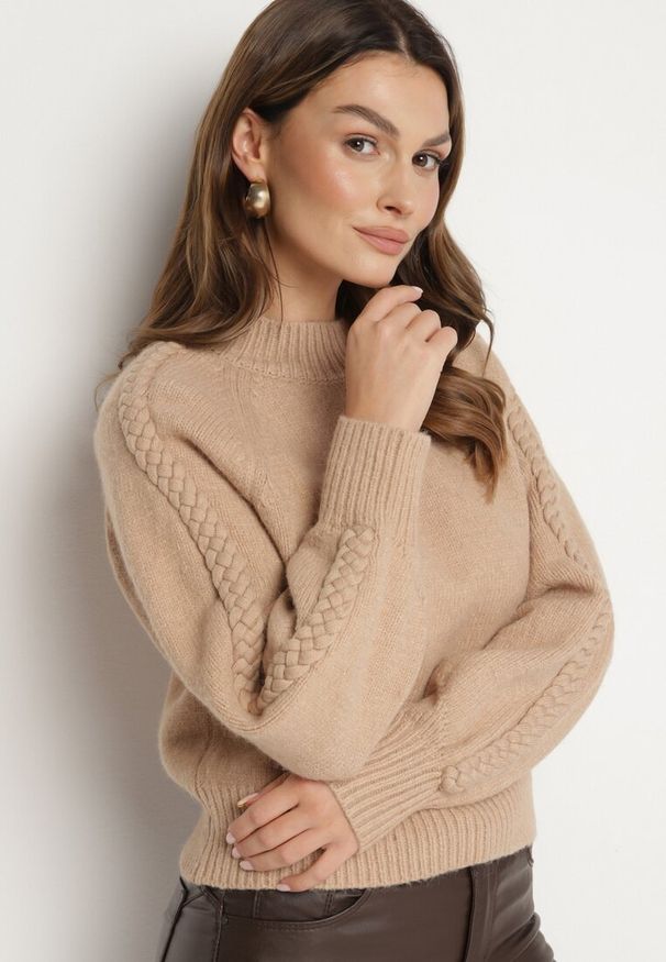 Born2be - Ciemnobeżowy Sweter Półgolf z Wiskozą i Ozdobnym Splotem na Rękawach Sinovira. Okazja: na co dzień. Kolor: beżowy. Materiał: wiskoza. Wzór: ze splotem. Styl: casual, klasyczny