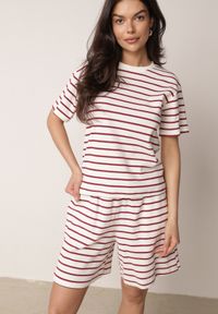 Born2be - Czerwono-Białe Bawełniane Szorty w Paski z Wysokim Stanem w Stylu Casual Naunea. Okazja: na co dzień. Stan: podwyższony. Kolor: czerwony. Materiał: bawełna. Długość: długie. Wzór: paski. Sezon: lato. Styl: casual #1