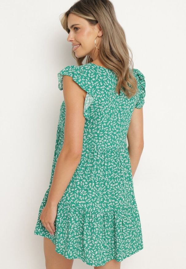 Born2be - Zielona Bawełniana Sukienka o Rozkloszowanym Kroju z Falbanką Anettes. Kolor: zielony. Materiał: bawełna. Długość rękawa: krótki rękaw. Typ sukienki: rozkloszowane. Styl: klasyczny