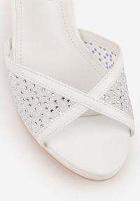 Born2be - Białe Sandały VICES na Szpilce z Przezroczystą Cholewką Ozdobione Cyrkoniami Assave. Okazja: na wesele, na ślub cywilny. Zapięcie: sprzączka. Kolor: biały. Materiał: satyna. Wzór: aplikacja. Obcas: na szpilce. Styl: elegancki, klasyczny, wizytowy #3