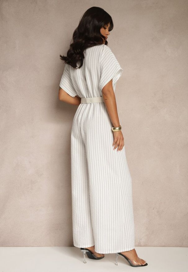 Renee - Biały Kopertowy Kombinezon z Nietoperzowymi Rękawami i Paskiem Tollamira. Okazja: na co dzień. Kolor: biały. Styl: casual, elegancki