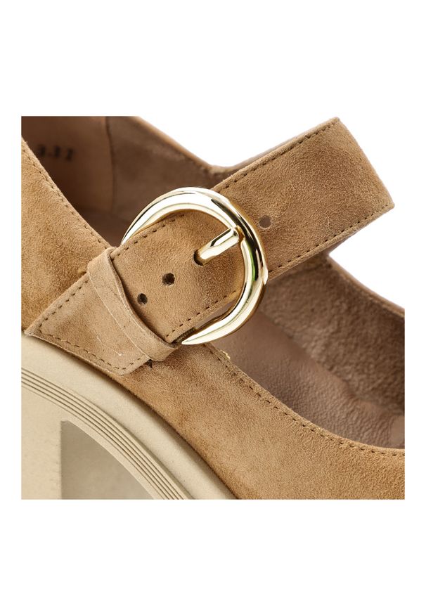 Półbuty damskie Armodo, cholewka ze skóry naturalnej zamszowej pasek z regulacją na metalową klamrę zabudowany przód na wysokim obcasie, brązowe, 201. Zapięcie: klamry. Kolor: brązowy. Materiał: skóra, zamsz. Szerokość cholewki: normalna. Obcas: na obcasie. Wysokość obcasa: wysoki