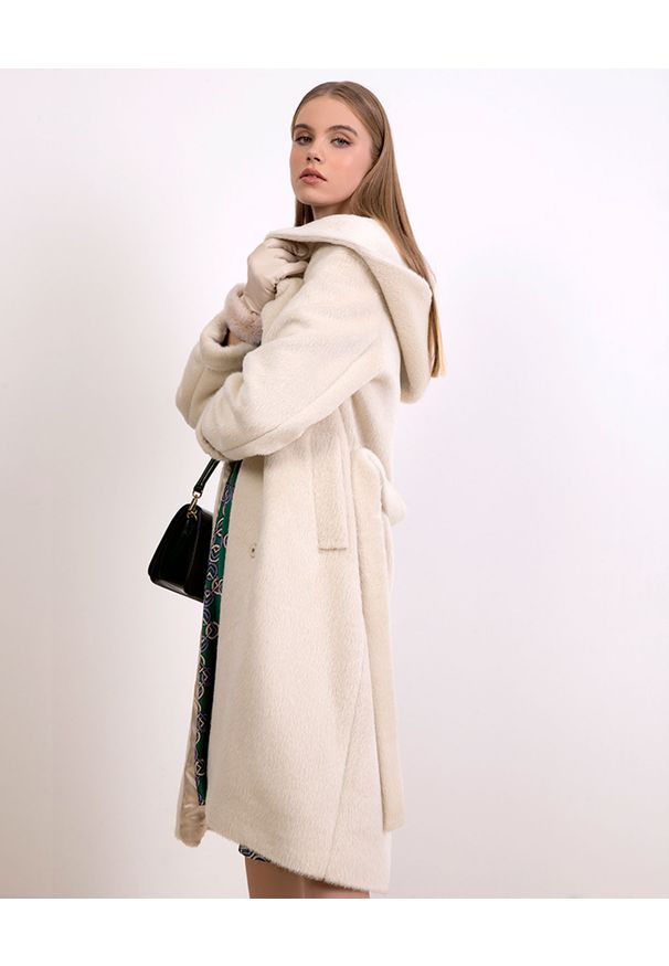 CATERINA - Kremowy płaszcz z alpaką i wełną. Kolor: biały. Materiał: wełna