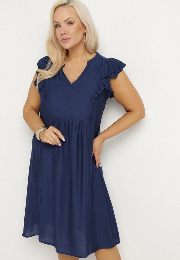 Born2be - Niebieska Sukienka Pudełkowa z Bawełną i Trójkątnym Dekoltem Ozdobiona Falbankami Vikirva. Okazja: na co dzień, na randkę. Typ kołnierza: kołnierz z falbankami. Kolekcja: plus size. Kolor: niebieski. Wzór: aplikacja. Typ sukienki: proste, dla puszystych. Materiał: bawełna. Długość rękawa: długi rękaw. Styl: klasyczny, casual, elegancki