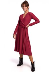 BE - Kopertowa sukienka rozkloszowana midi z wiązaniem w pasie czerwona. Okazja: do pracy, na co dzień. Kolor: czerwony. Materiał: elastan, bawełna, dzianina, tkanina. Długość rękawa: długi rękaw. Typ sukienki: kopertowe. Styl: wizytowy, casual. Długość: midi