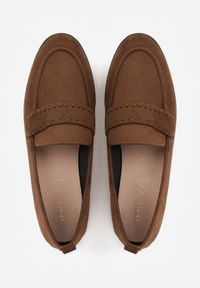 Renee - Jasnobrązowe Mokasyny Vices z Wkładką ze Skóry Naturalnej i Paskiem z Przeszyciami Fonarrie. Okazja: na co dzień, na spotkanie biznesowe. Zapięcie: pasek. Kolor: brązowy. Materiał: skóra. Styl: casual, biznesowy, elegancki #6