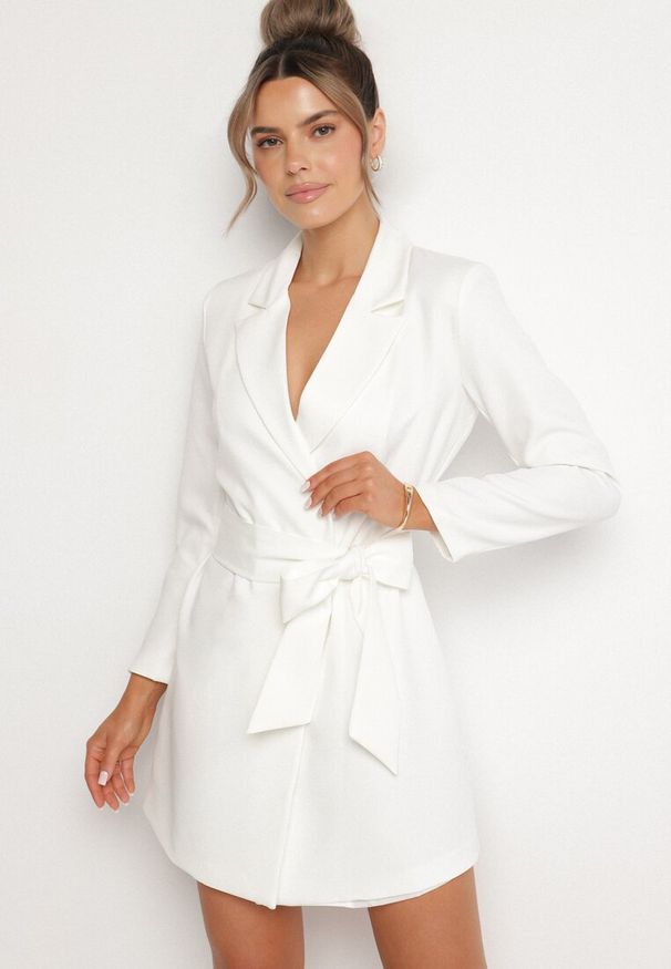 Born2be - Biała Sukienka w Stylu Marynarki z Paskiem i Usztywnionymi Ramionami Etinella. Okazja: na co dzień. Kolor: biały. Materiał: jeans, tkanina. Styl: klasyczny, casual