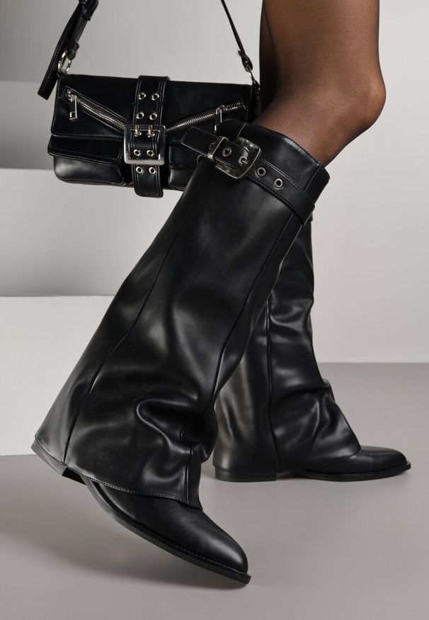 Renee - Czarne Kozaki ze Szpiczastym Noskiem i Wywiniętą Cholewką ze Sprzączką Tusenia. Nosek buta: szpiczasty. Zapięcie: sprzączka. Kolor: czarny. Materiał: jeans, koronka. Szerokość cholewki: normalna