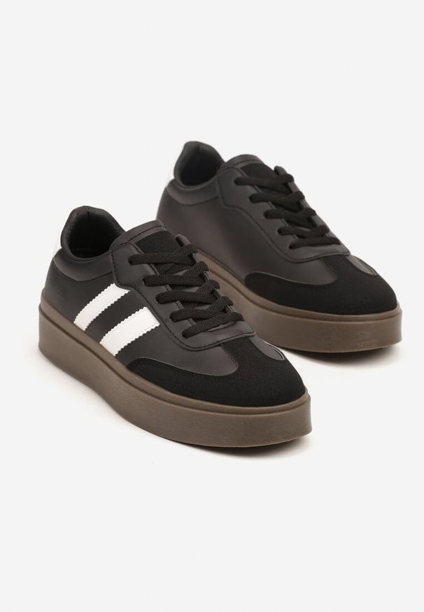 Renee - Czarne Sneakersy na Kauczukowej Podeszwie Ozdobione Paskami Nilimea. Okazja: na co dzień. Zapięcie: pasek. Kolor: czarny. Materiał: kauczuk. Wzór: aplikacja