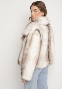 Born2be - Beżowo-Biała Kurtka Typu Futerko z Szerokim Kołnierzem Tulivira. Okazja: na randkę, na co dzień. Kolor: beżowy. Materiał: futro. Styl: casual #4