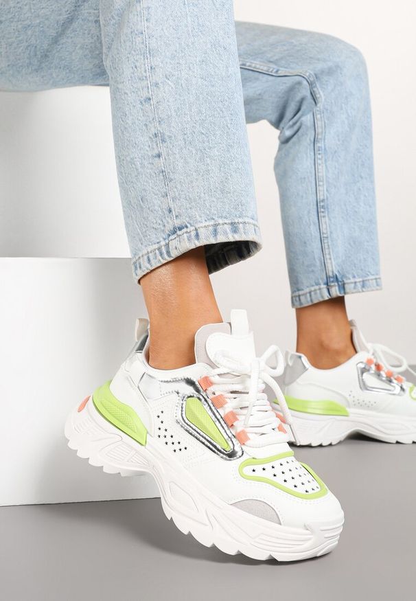 Born2be - Biało-Zielone Sneakersy na Grubej Podeszwie z Tłoczeniami Lilasea. Okazja: na co dzień. Kolor: biały. Materiał: jeans. Wzór: aplikacja. Obcas: na platformie