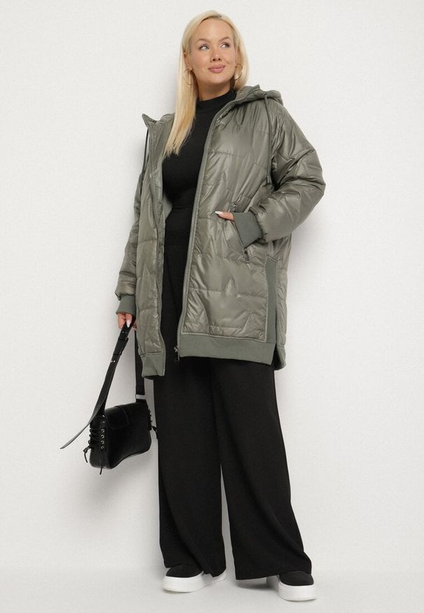 Born2be - Zielona Kurtka z Pikowanymi Przeszyciami i Kapturem Zarimelia. Okazja: na co dzień. Kolekcja: plus size. Kolor: zielony. Materiał: jeans. Styl: klasyczny, casual, elegancki, sportowy