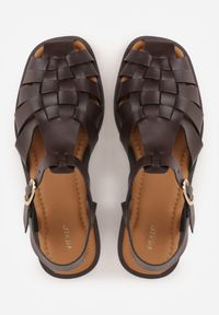 Renee - Ciemnobrązowe Sandały VICES z Przeplatanymi Paseczkami i Klamerką Metiphia. Okazja: na co dzień. Zapięcie: pasek. Kolor: brązowy. Wzór: nadruk. Sezon: lato. Styl: casual, elegancki #6