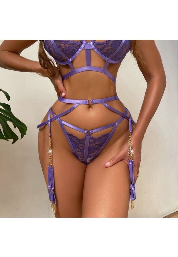 Intica - Komplet bielizny koronkowej z paskami na romantyczny wieczór Wafaa. Kolor: fioletowy. Materiał: koronka. Wzór: koronka, paski
