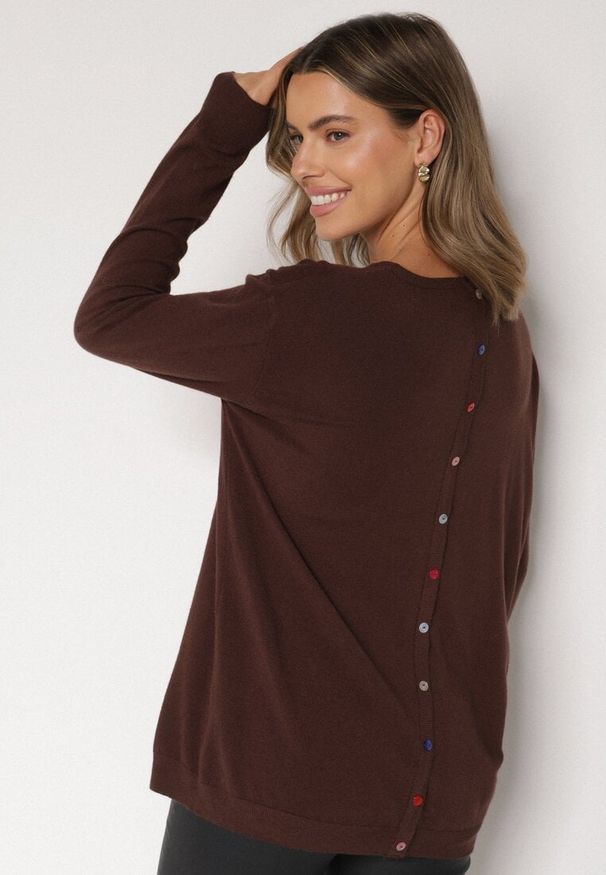Born2be - Brązowy Sweter z Kaszmirem i Ozdobnymi Kieszeniami Sanarea. Okazja: na spacer, na co dzień. Kolor: brązowy. Materiał: kaszmir. Długość rękawa: długi rękaw. Długość: długie. Styl: klasyczny, casual, elegancki