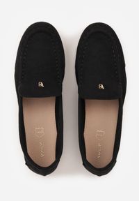 Born2be - Czarne Mokasyny VICES ze Skórzaną Wkładką i Metalową Ozdobą Aquilin. Nosek buta: okrągły. Kolor: czarny. Materiał: skóra. Wzór: aplikacja. Obcas: na obcasie. Styl: klasyczny. Wysokość obcasa: niski #3