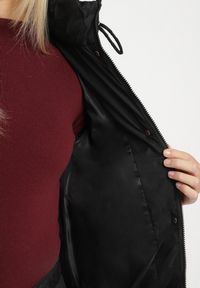 Born2be - Czarna Pikowana Kurtka z Kapturem i Bocznymi Zdobieniami Ollenea. Okazja: na spacer, na co dzień, na spotkanie biznesowe, do pracy. Typ kołnierza: kaptur. Kolor: czarny. Materiał: jeans. Wzór: aplikacja. Styl: casual, biznesowy, elegancki #4