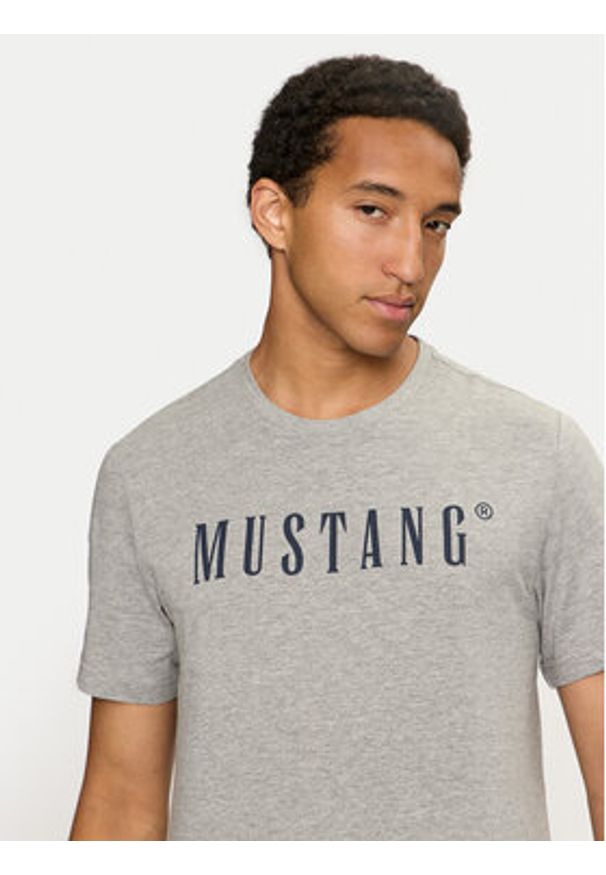 Mustang T-Shirt Austin 1014695 Szary Regular Fit. Kolor: szary. Materiał: bawełna