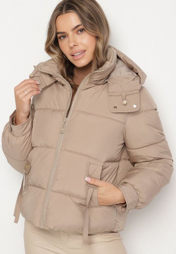 Born2be - Beżowa Pikowana Kurtka Puffer z Kapturem z Możliwością Odpięcia Galanea. Okazja: na co dzień. Typ kołnierza: kaptur. Kolor: beżowy. Materiał: jeans, poliester. Długość rękawa: długi rękaw. Długość: krótkie. Styl: sportowy, casual