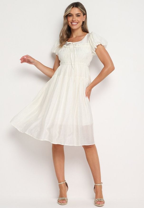 Born2be - Jasnobeżowa Rozkloszowana Sukienka z Bufiastymi Rękawami i Marszczoną Górą Vikkasha. Okazja: na co dzień. Kolor: beżowy. Typ sukienki: proste. Styl: casual, retro, elegancki