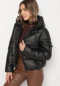 Born2be - Czarna Pikowana Kurtka Puffer z Kapturem i Ozdobnymi Taśmami Relania. Okazja: na co dzień, na spacer. Typ kołnierza: kaptur. Kolor: czarny. Materiał: skóra, poliester, dzianina. Styl: casual #6